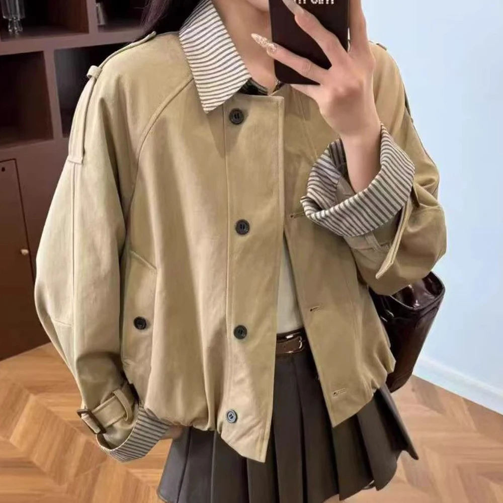 Korean striped splicing fake two-piece trench coat women's spring and autumn new high-end stand-up collar short top
Korean striped splicing fake two-piece trench coat women's spring and autumn new high-end stand-up collar short top