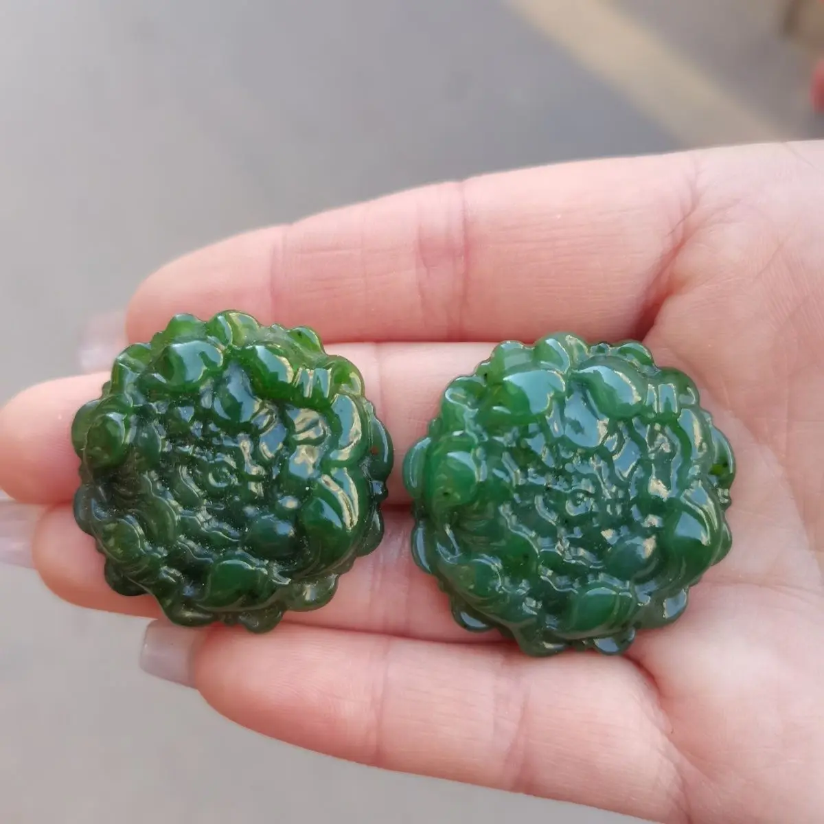 New natural Hetian jade jasper pendant, flower blooming wealth pendant, safe and sound brand spinach green genuine guarantee rop
New natural Hetian jade jasper pendant, flower blooming wealth pendant, safe and sound brand spinach green genuine guarantee rop