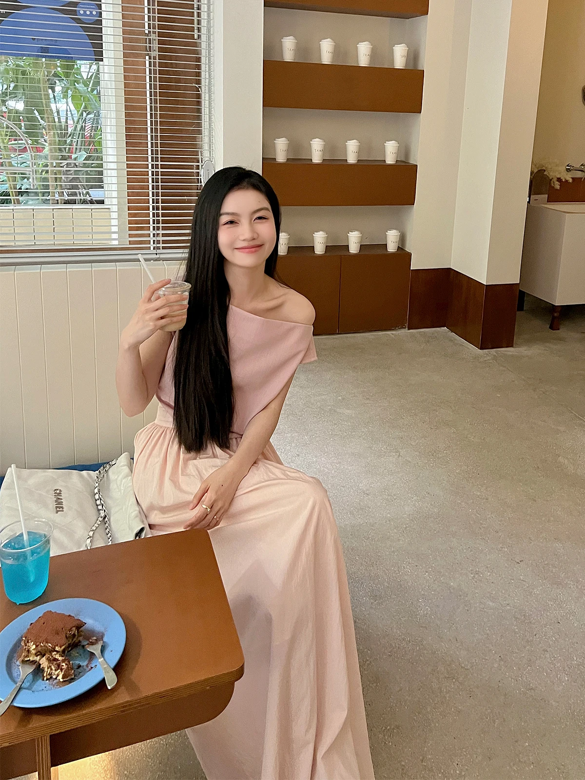 Шикарный асимметричный розовый топ на одно плечо, модный летний ультракороткий топ свободного кроя для женщин
Шикарный асимметричный розовый топ на одно плечо, модный летний ультракороткий топ свободного кроя для женщин