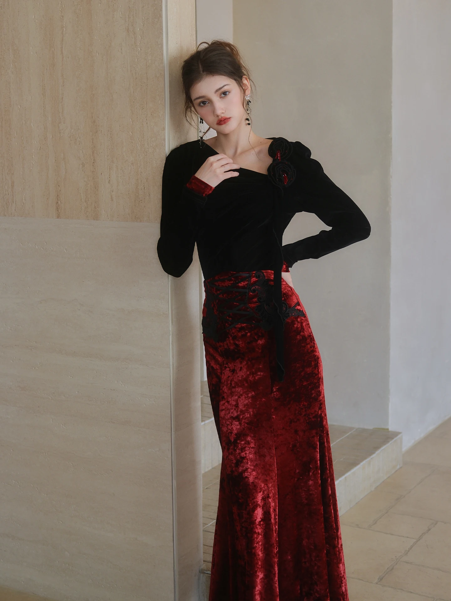 Комплект: юбка-полусолнце с завышенной талией и топ с длинными рукавами, однотонный, осенне-зимний, весенний, с завязками спереди и сзади.
Комплект: юбка-полусолнце с завышенной талией и топ с длинными рукавами, однотонный, осенне-зимний, весенний, с завязками спереди и сзади.