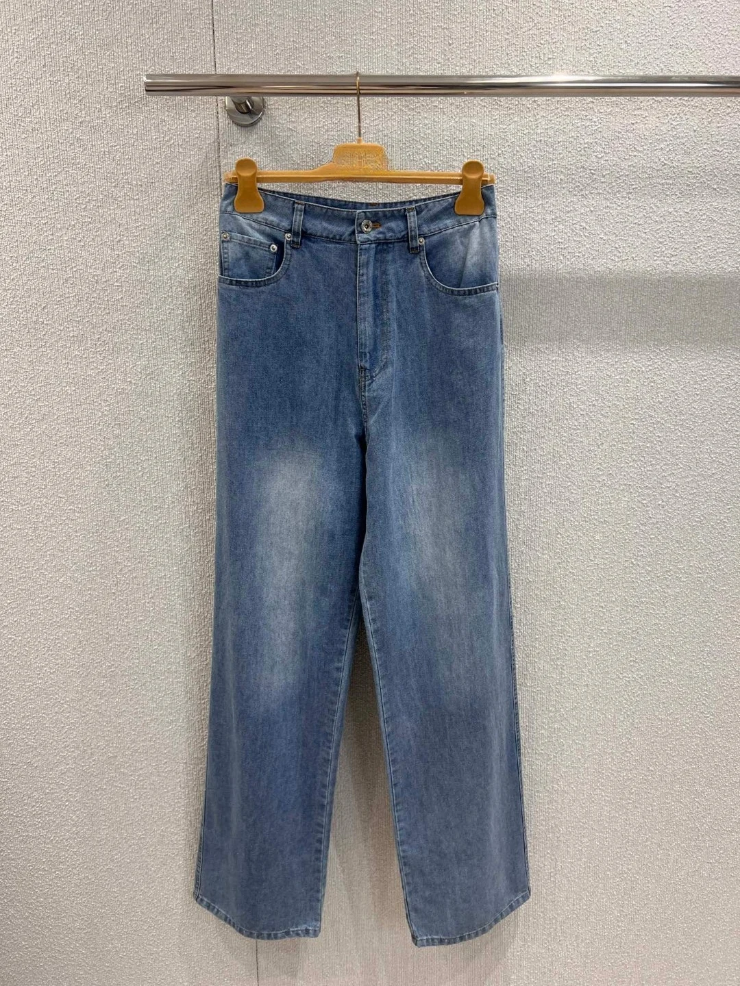 New spring and summer style used washing blue jeans with temperament casual and fashionable trousers
New spring and summer style used washing blue jeans with temperament casual and fashionable trousers