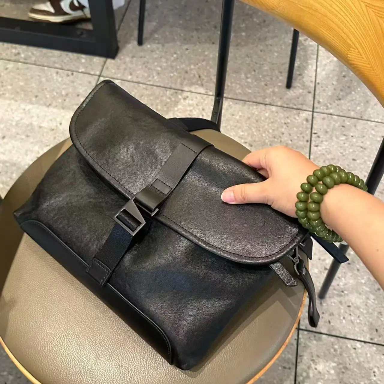 Top-Grain Cowhide Men's Single-Shoulder Leather Commuter Clutch Minimalist Crossbody Bag Small Pouch
Top-Grain Cowhide Men's Single-Shoulder Leather Commuter Clutch Minimalist Crossbody Bag Small Pouch