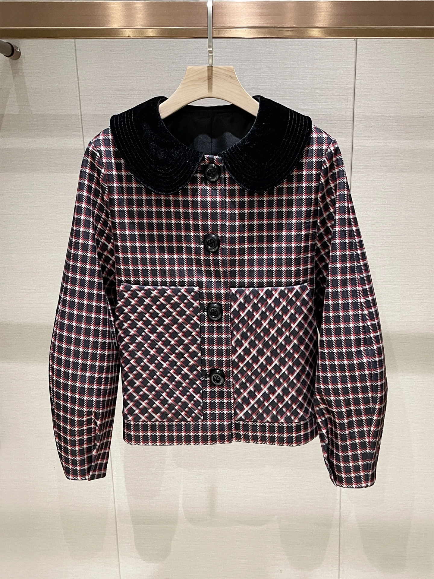 Невозрастное зимнее пальто, повседневное длинное све, клетчатый кукольный воротник, роскошная легкая женская куртка, прямой крой, дизайн на пуговицах
Невозрастное зимнее пальто, повседневное длинное све, клетчатый кукольный воротник, роскошная легкая женская куртка, прямой крой, дизайн на пуговицах