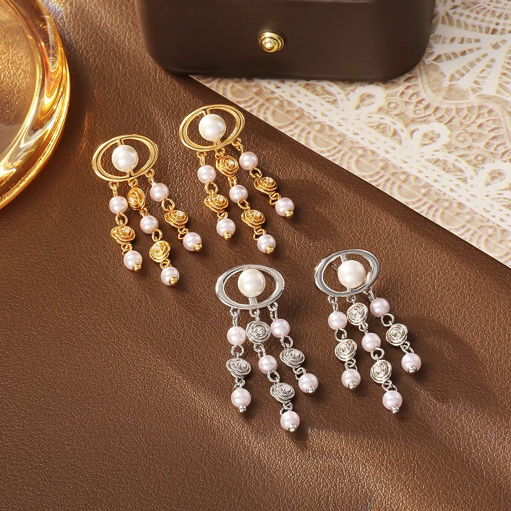 Fashionable and exquisite light luxury tassel earrings retro camellia pearl earrings niche design face slimming earrings
Fashionable and exquisite light luxury tassel earrings retro camellia pearl earrings niche design face slimming earrings