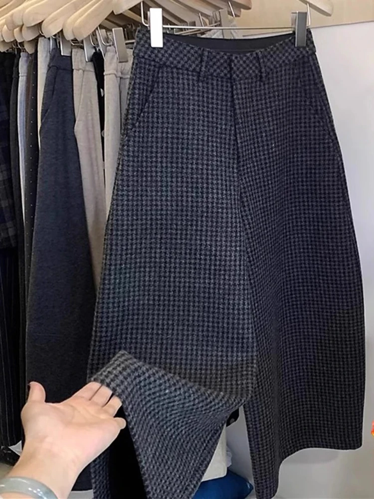 Plush thickened wide leg checkered pants for women in winter 2025 new loose and slimming casual nine cropped pants
Plush thickened wide leg checkered pants for women in winter 2025 new loose and slimming casual nine cropped pants