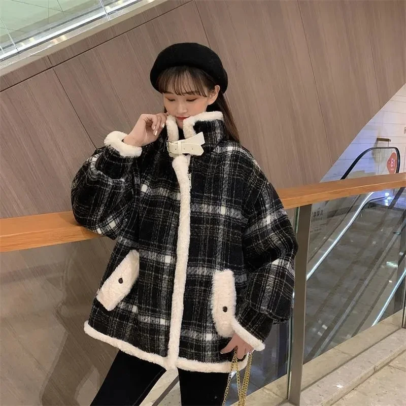Down Cotton Coat Womens 2022 Autumn Winter New Plus Velvet Thick Short Cotton Jacket Women Fashion Loose Design Fashion Parkas
Down Cotton Coat Womens 2022 Autumn Winter New Plus Velvet Thick Short Cotton Jacket Women Fashion Loose Design Fashion Parkas
