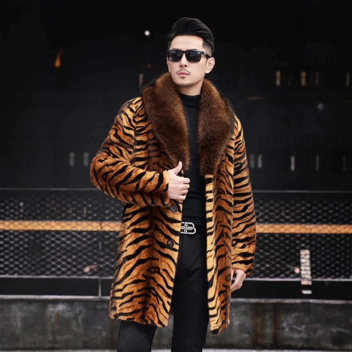 Новинка 2025 года, длинное зимнее теплое мужское пальто с леопардовым принтом из искусственного меха, высококачественная трендовая толстая меховая куртка в европейском стиле
Новинка 2025 года, длинное зимнее теплое мужское пальто с леопардовым принтом из искусственного меха, высококачественная трендовая толстая меховая куртка в европейском стиле