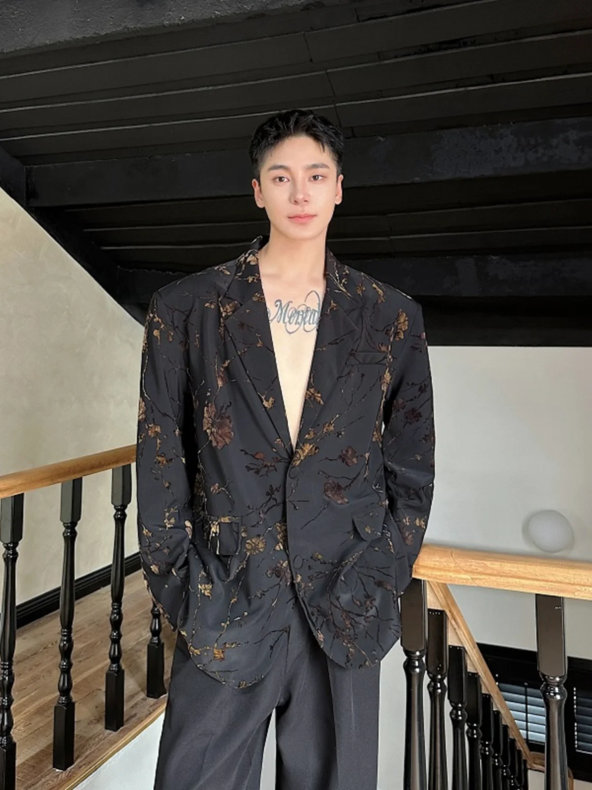 Повседневный мужской пиджак свободного кроя из вельвета с цветочной вышивкой, осенний, модный, молодежный, с длинными рукавами, на пуговицах
Повседневный мужской пиджак свободного кроя из вельвета с цветочной вышивкой, осенний, модный, молодежный, с длинными рукавами, на пуговицах