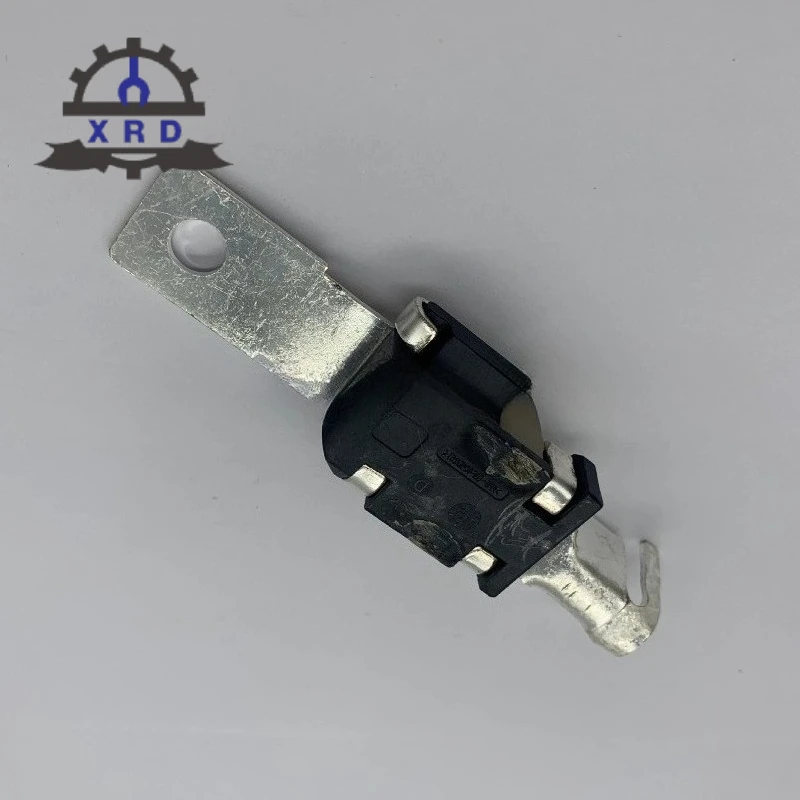 9441938 LR033014 LR067369 LR076232 Positive Battery Cable Fuse Head Connector Fit for Volvo Land Rover Discovery 2 3 4
9441938 LR033014 LR067369 LR076232 Positive Battery Cable Fuse Head Connector Fit for Volvo Land Rover Discovery 2 3 4