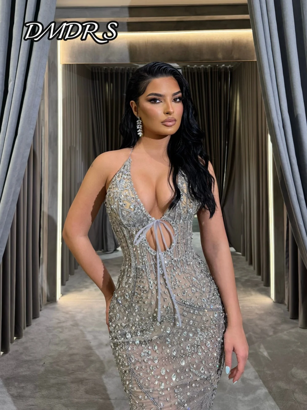 Luxurious Halter Neck Evening Dress 2025 Classic Crystal Beaded Party Gown Elegant A-line Floor Length Party Dresses فساتين سهرة
Luxurious Halter Neck Evening Dress 2025 Classic Crystal Beaded Party Gown Elegant A-line Floor Length Party Dresses فساتين سهرة