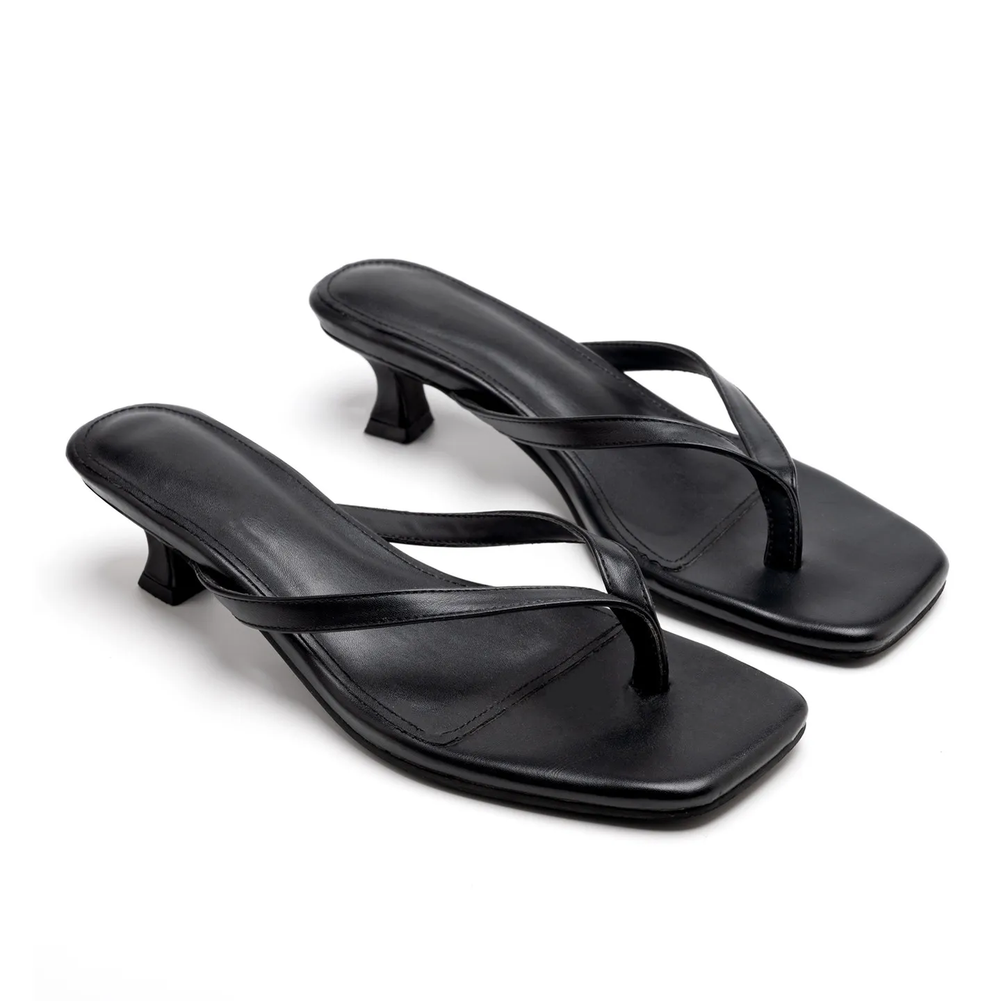 Kitten and black flip flops for women, simple and versatile, with a square heel and toe between, wearing cool slippers outside
Kitten and black flip flops for women, simple and versatile, with a square heel and toe between, wearing cool slippers outside