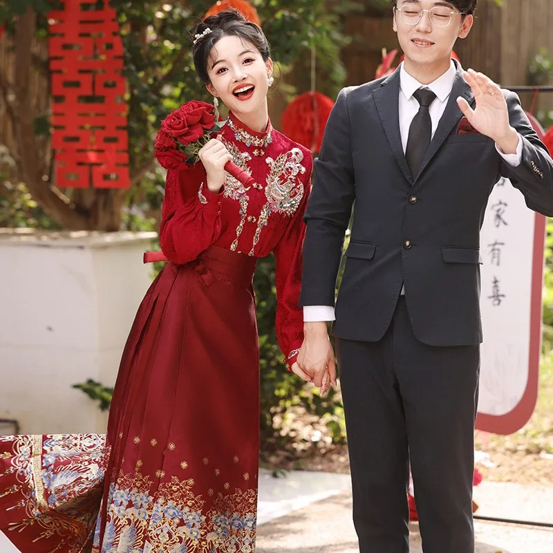 A new Chinese-style wedding dress in Han red long-sleeved for toasting
A new Chinese-style wedding dress in Han red long-sleeved for toasting