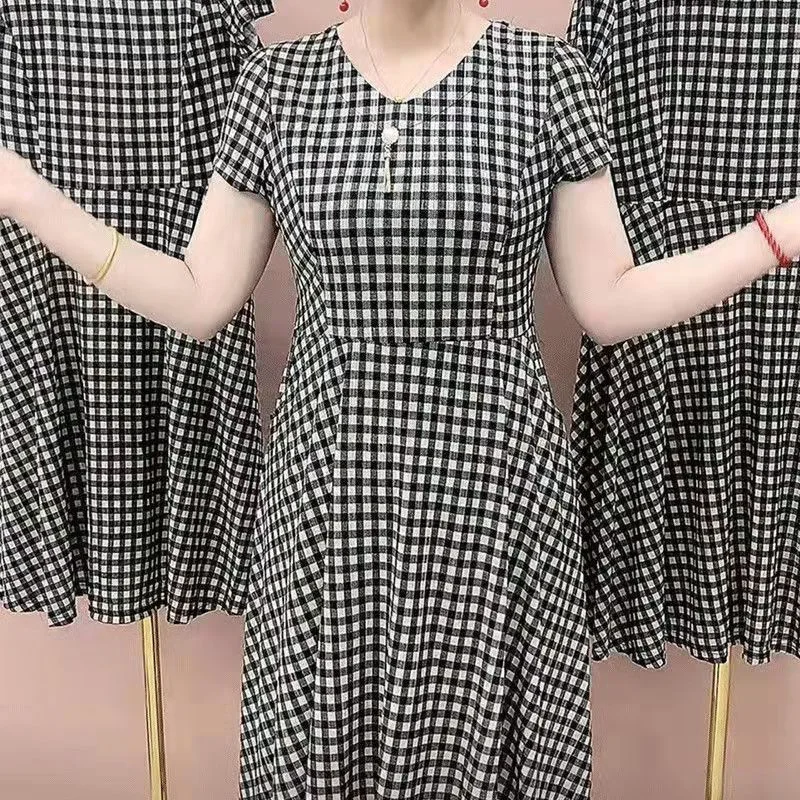 plus Size Women's Summer Plaid Loose Fit Short Sleeve Dress Mom Clothes Stylish Midi Skirt High Waist A-Line Silhouette V-Neck
plus Size Women's Summer Plaid Loose Fit Short Sleeve Dress Mom Clothes Stylish Midi Skirt High Waist A-Line Silhouette V-Neck
