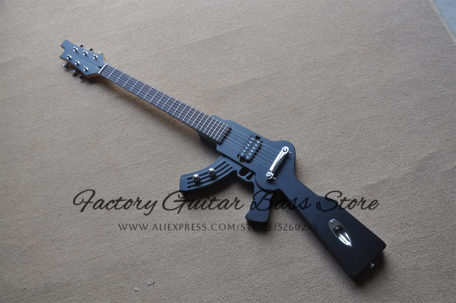 Черная матовая гитара, корпус в форме пистолета, кленовый гриф, фиксированный бридж, закрытые звукосниматели, заводской заказ
Черная матовая гитара, корпус в форме пистолета, кленовый гриф, фиксированный бридж, закрытые звукосниматели, заводской заказ