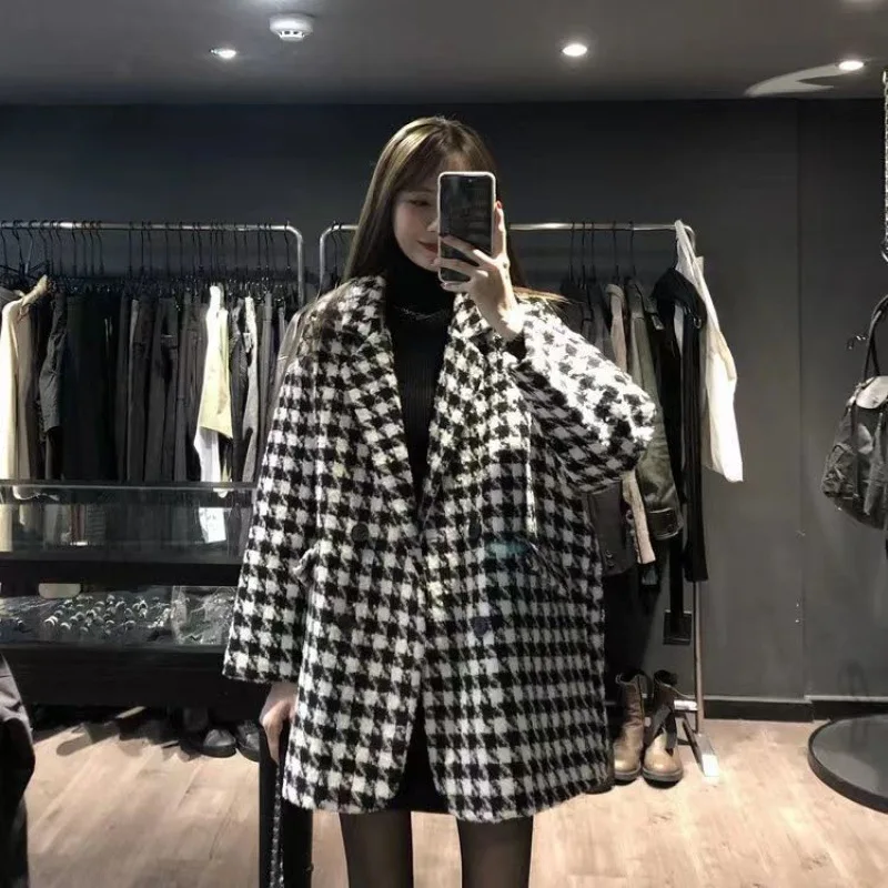 2023 New Autumn/Winter Women's Woolen Coat Women's Loose and Slim Medium Length Plaid Thickened Woolen Coat
2023 New Autumn/Winter Women's Woolen Coat Women's Loose and Slim Medium Length Plaid Thickened Woolen Coat