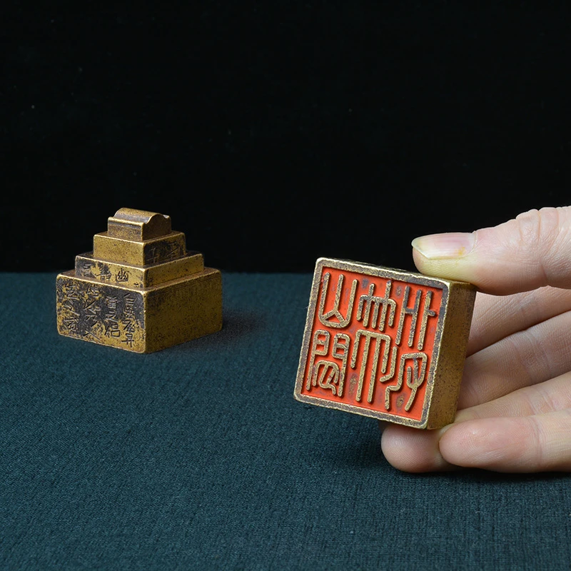 Seal cutting, old copper seal, four seals on one side, ancient pure copper, seal cutting, calligraphy and painting idle chapter,
Seal cutting, old copper seal, four seals on one side, ancient pure copper, seal cutting, calligraphy and painting idle chapter,