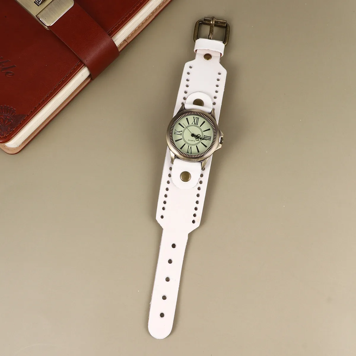 1Pcs Elegant Roman Dial Bracelet Watch Women's Retro Quartz Wristwatch Comfortable Band Fashionable Gift Wedding
1Pcs Elegant Roman Dial Bracelet Watch Women's Retro Quartz Wristwatch Comfortable Band Fashionable Gift Wedding