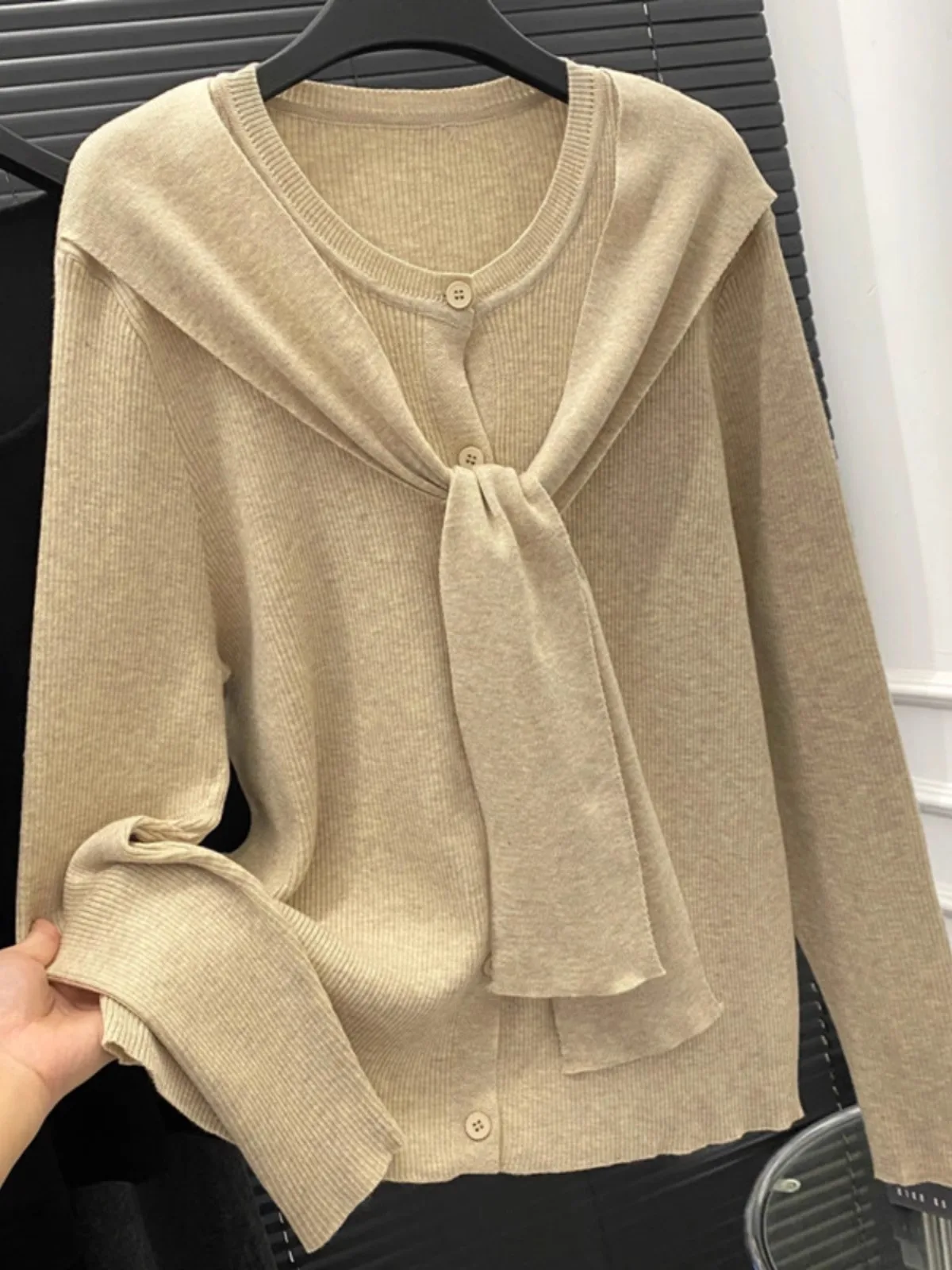 plus Size 300 Pou Knitted Long Sve Women's Sweater Coat Fake Two-Piece oulder awl Autumn Winter plus Size MM Outerwear
plus Size 300 Pou Knitted Long Sve Women's Sweater Coat Fake Two-Piece oulder awl Autumn Winter plus Size MM Outerwear
