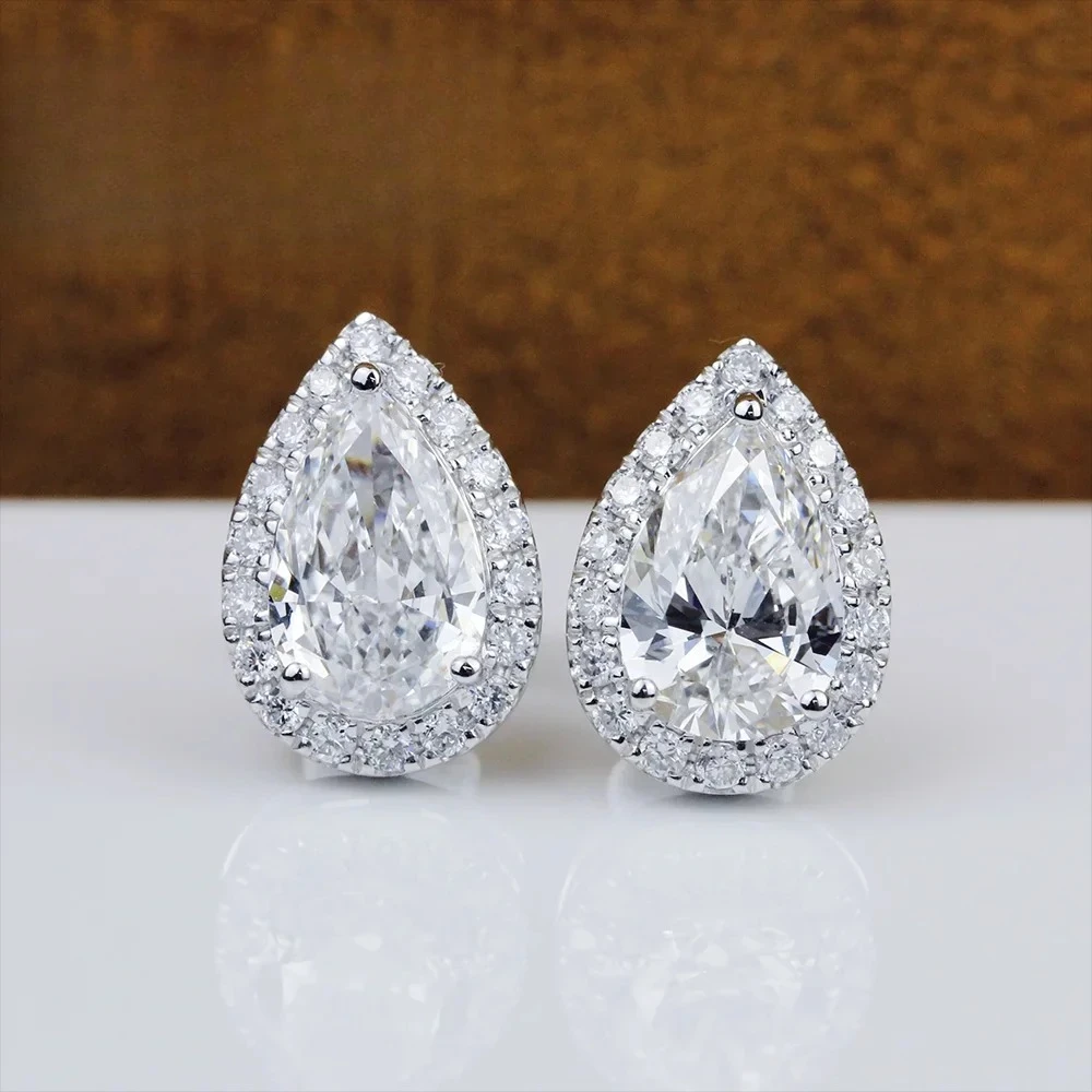 2cttw Pear Cut Moissanite Halo Diamond Earrings with Certificate 925 Sterling Silver Waterdrop Shape Stud Earrings for Women
2cttw Pear Cut Moissanite Halo Diamond Earrings with Certificate 925 Sterling Silver Waterdrop Shape Stud Earrings for Women