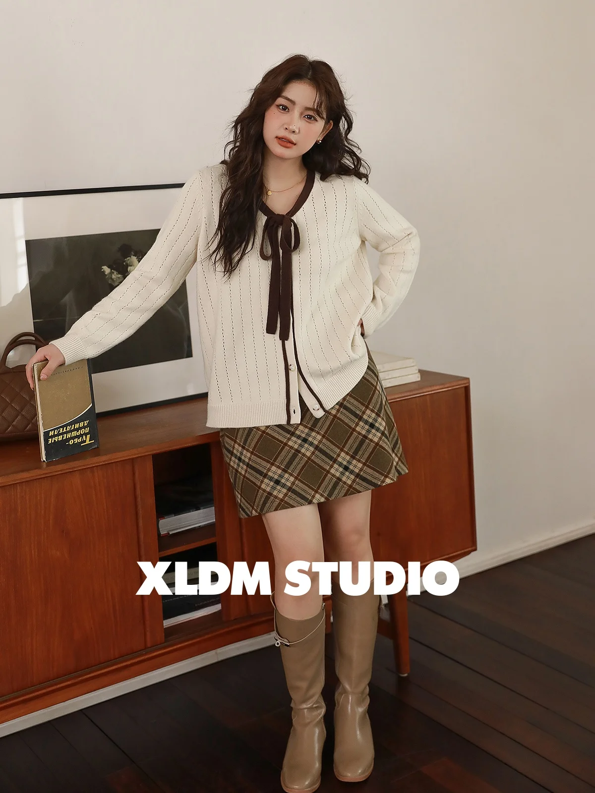 Утепленная шерстяная прямая юбка в клетку для женщин больших размеров, осенне-зимняя, с высокой талией, для офиса, А-силуэт
Утепленная шерстяная прямая юбка в клетку для женщин больших размеров, осенне-зимняя, с высокой талией, для офиса, А-силуэт