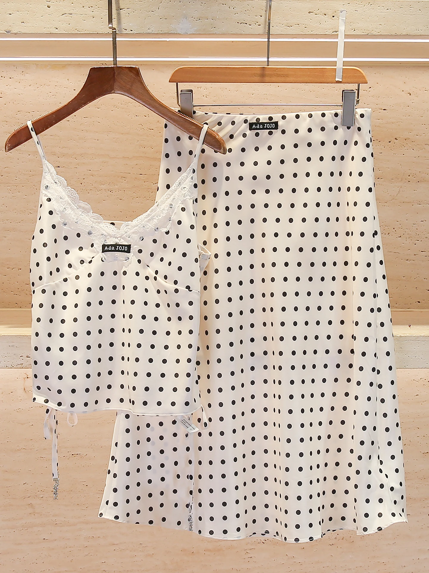 High-End Summer Women's Outfit Soft Wave Dot Strap Top Half Skirt Set Fashionable Commute Style V-Neck Sleeveless Polyester F...
High-End Summer Women's Outfit Soft Wave Dot Strap Top Half Skirt Set Fashionable Commute Style V-Neck Sleeveless Polyester F...