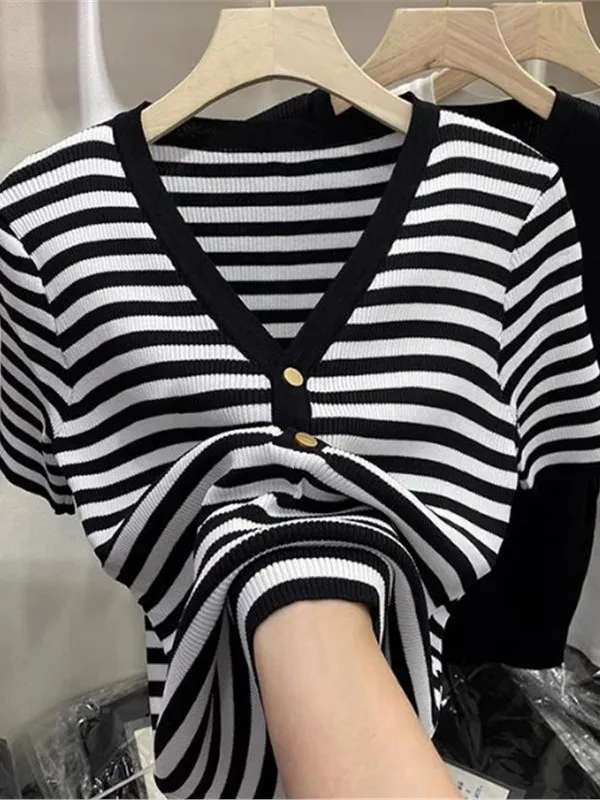 Ladies' Ice Silk Loose Fit V-Neck T-Shirt Korean Style Knitted Sweater Stripe Pattern Slimming Effect Comfortable Casual Top
Ladies' Ice Silk Loose Fit V-Neck T-Shirt Korean Style Knitted Sweater Stripe Pattern Slimming Effect Comfortable Casual Top