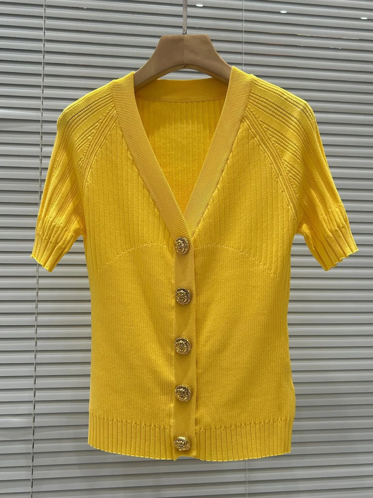 High-End Version Parisian Style Gold Button Short Sleeve V-Neck Knitted Open Cardigan Slimming Women's Top Age-Defying
High-End Version Parisian Style Gold Button Short Sleeve V-Neck Knitted Open Cardigan Slimming Women's Top Age-Defying