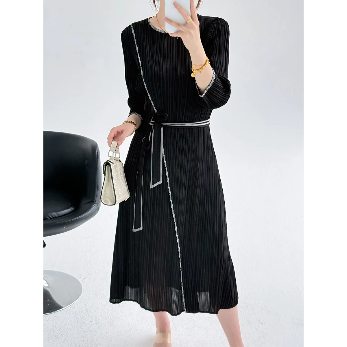 Miyake Pleated Dress Women's 2026 New High-end French Contrast Retro Round Neck Long-sleeved Waist-tie Elegant Mid-length Skirt
Miyake Pleated Dress Women's 2026 New High-end French Contrast Retro Round Neck Long-sleeved Waist-tie Elegant Mid-length Skirt