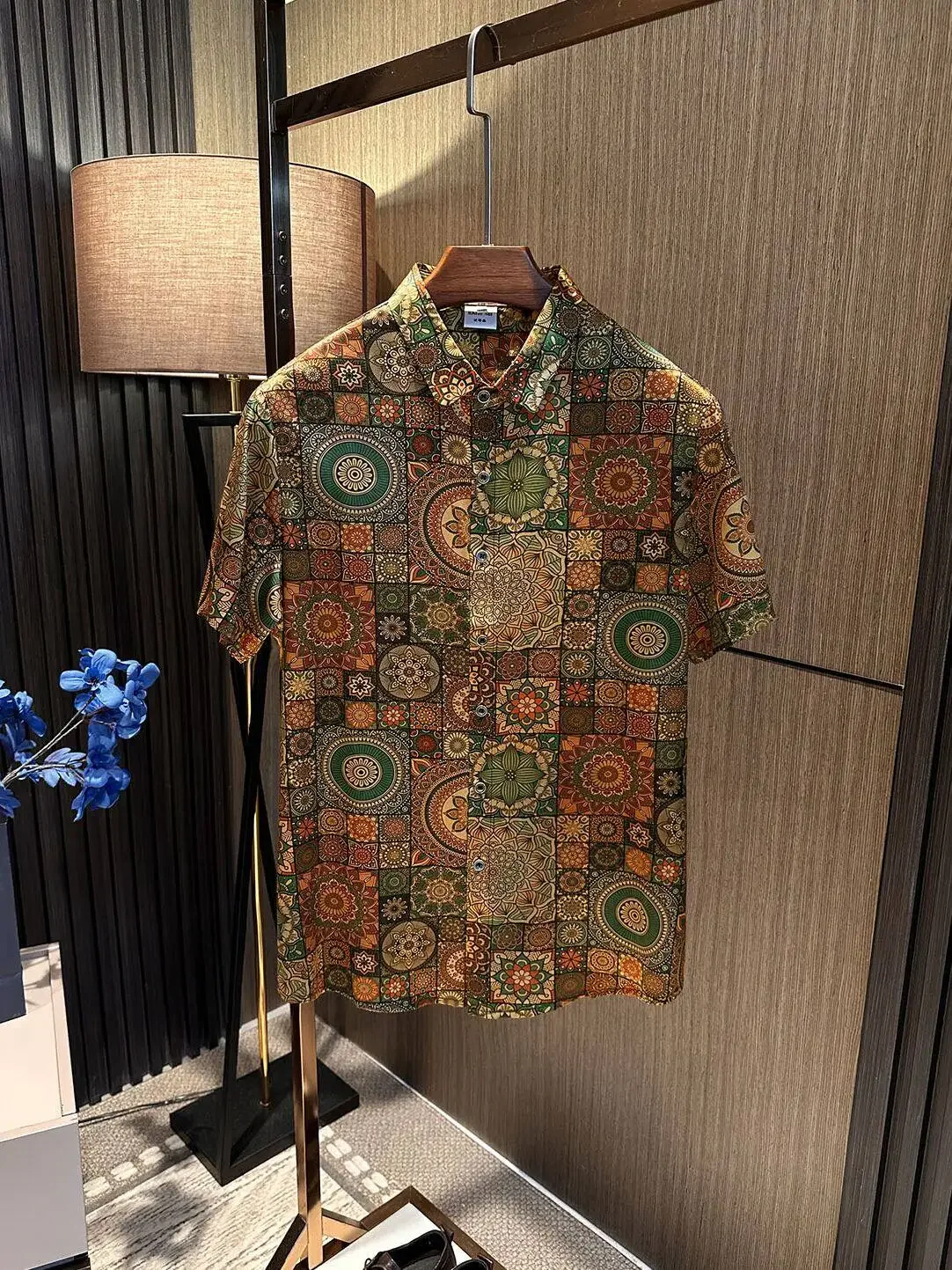 Enjoy high-end temperament! Mulberry silk spring new full of retro silk short-sleeved flower shirts
Enjoy high-end temperament! Mulberry silk spring new full of retro silk short-sleeved flower shirts