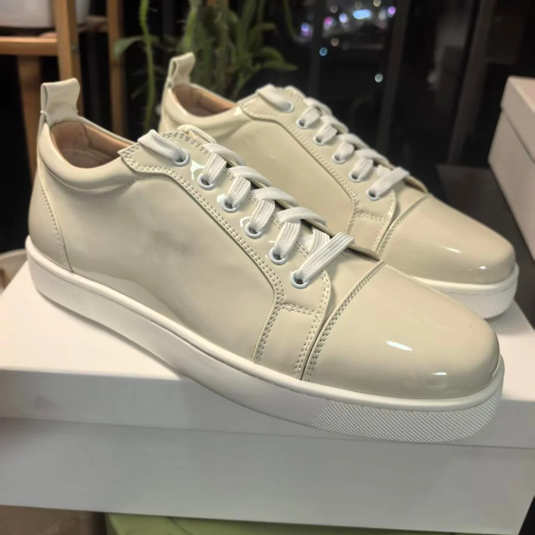 Beige White Patent Leather Red Sole Casual Sports Shoes Unisex Lace-Up Round Toe Flat Sole Sneakers For Women Men Fashion Show
Beige White Patent Leather Red Sole Casual Sports Shoes Unisex Lace-Up Round Toe Flat Sole Sneakers For Women Men Fashion Show