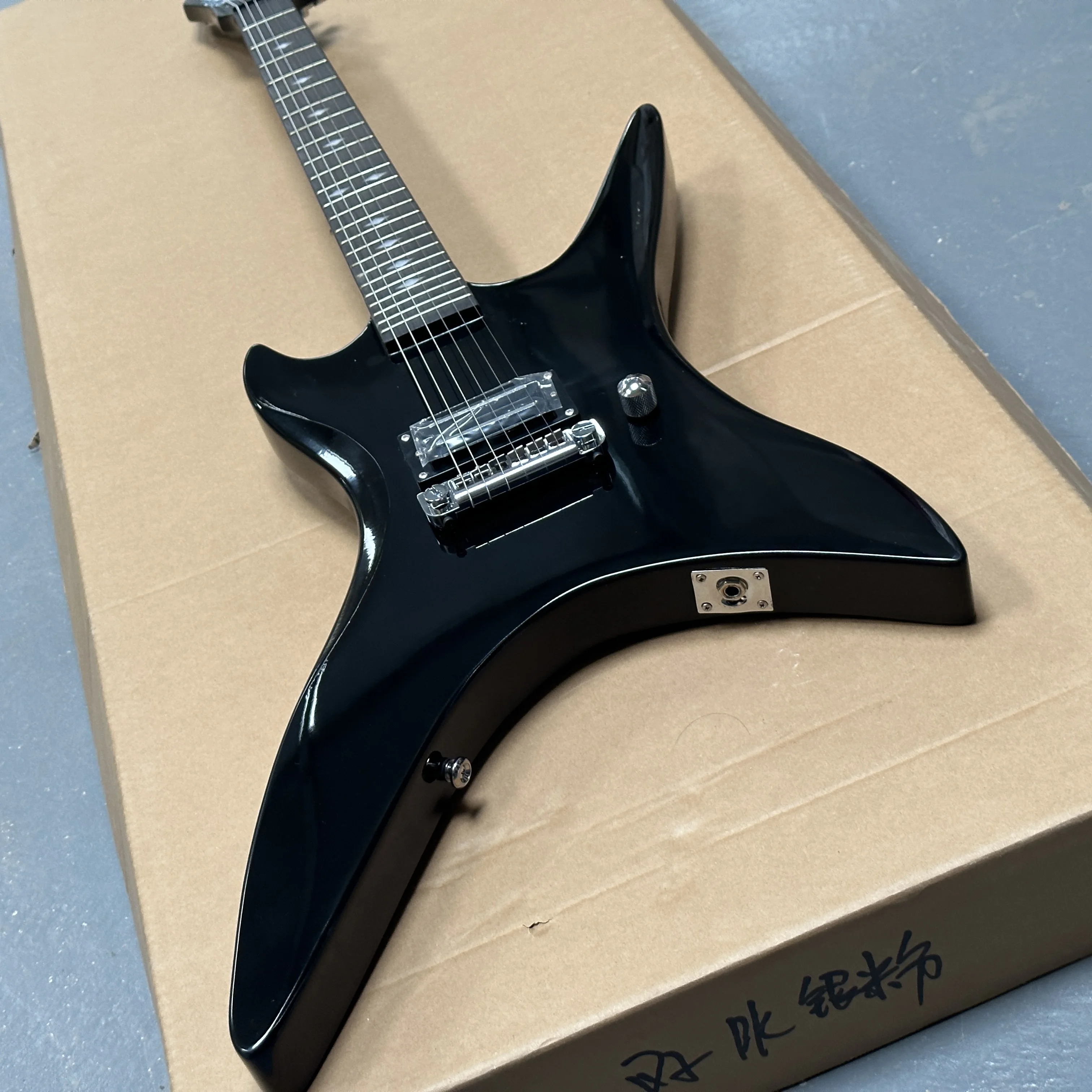 6-string black electric guitar, 24-fret ultra-thin neck guitars, student/beginner electric guitarra
6-string black electric guitar, 24-fret ultra-thin neck guitars, student/beginner electric guitarra