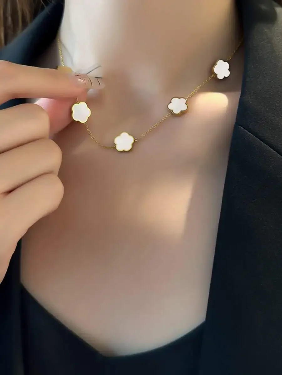 Elegant Gold-Tone Chain Necklace with White Flower Charms for Women
Elegant Gold-Tone Chain Necklace with White Flower Charms for Women