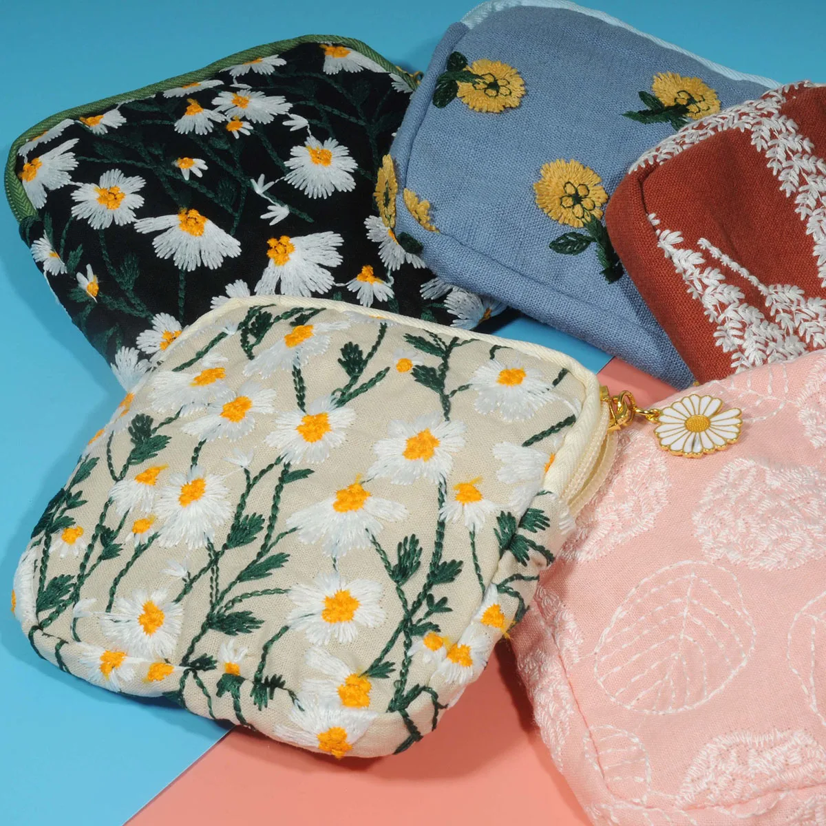 Ladies' hand-held bag, sanitary napkin storage bag, menstrual pouch, large capacity, portable and cute coin purse, one set
Ladies' hand-held bag, sanitary napkin storage bag, menstrual pouch, large capacity, portable and cute coin purse, one set