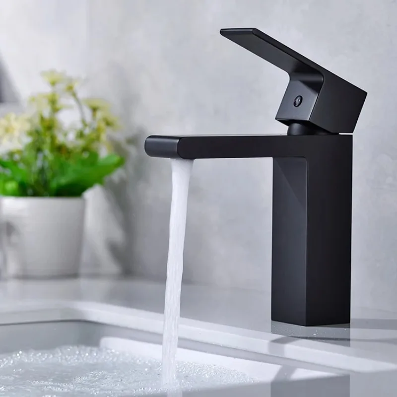 Матовый золотой квадратный смеситель для раковины для ванной комнаты, одна ручка, 1 отверстие, однорычажный латунный туалетный столик золотого или черного или серебристого цвета
Матовый золотой квадратный смеситель для раковины для ванной комнаты, одна ручка, 1 отверстие, однорычажный латунный туалетный столик золотого или черного или серебристого цвета