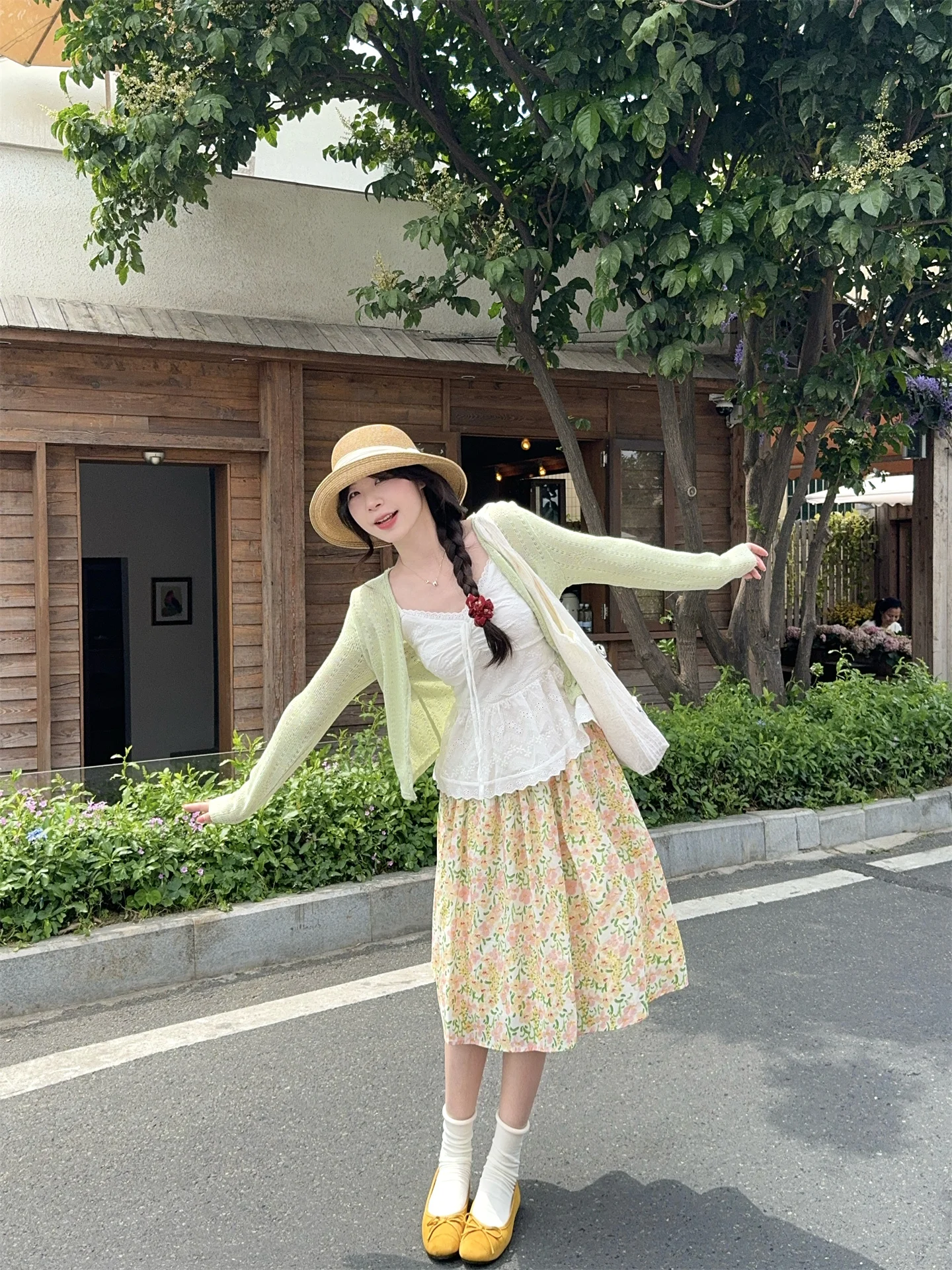 Kumikumi Soft Floral Knitted Open Cardigan Women's Inner Lace Strap Early Summer Floral Half Skirt Three-piece Set
Kumikumi Soft Floral Knitted Open Cardigan Women's Inner Lace Strap Early Summer Floral Half Skirt Three-piece Set