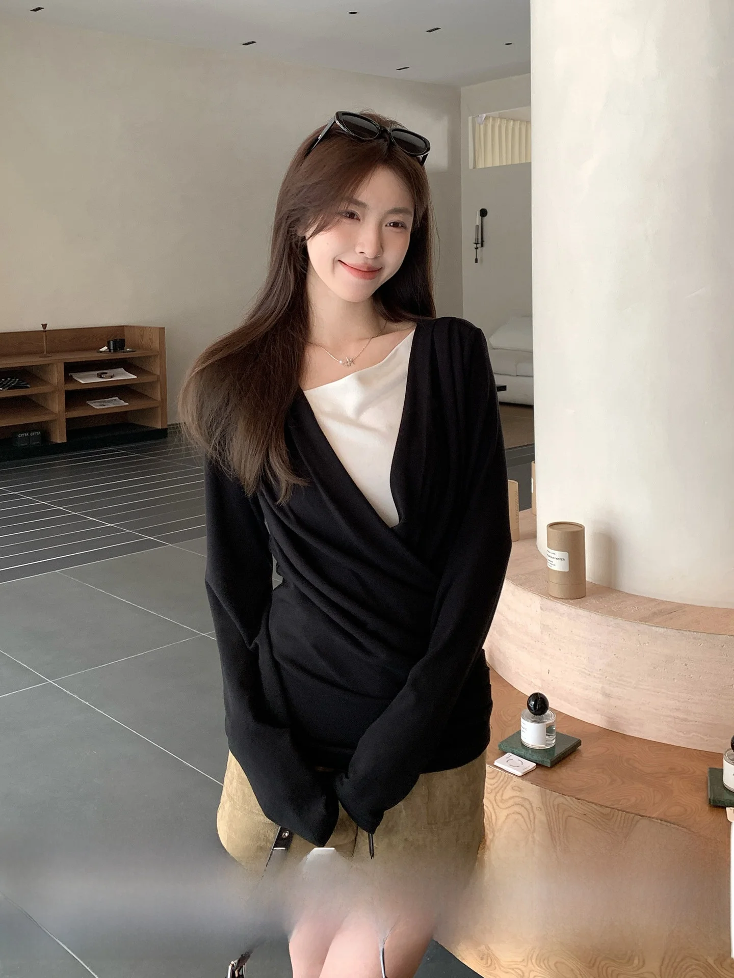 Женская утепленная футболка Morning Bloom с длинным рукавом, V-образным вырезом, в корейском стиле, для зимы, для повседневной носки, мягкая и удобная, как нижний слой одежды
Женская утепленная футболка Morning Bloom с длинным рукавом, V-образным вырезом, в корейском стиле, для зимы, для повседневной носки, мягкая и удобная, как нижний слой одежды