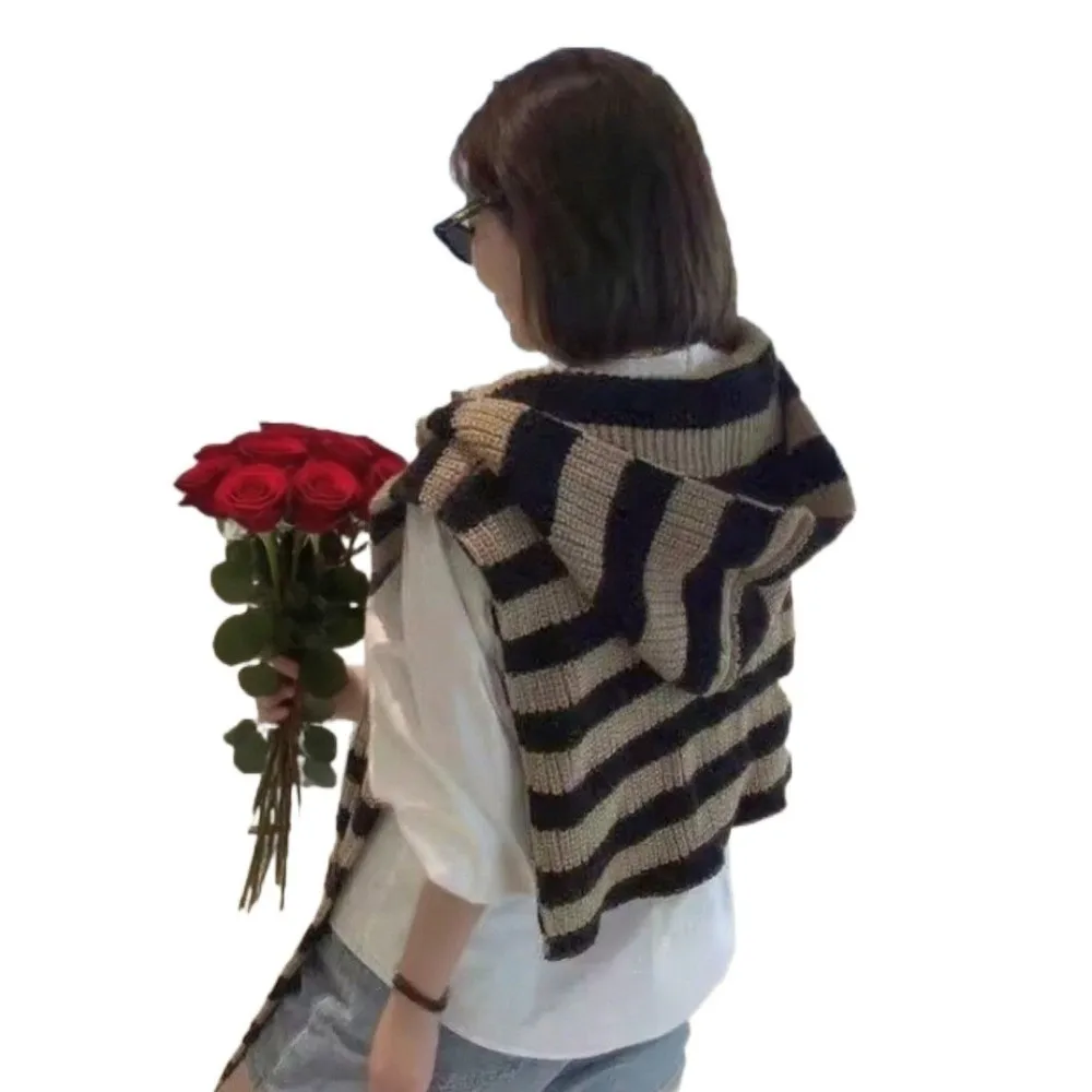 Стильная вязаная накидка большого размера, полосатая вязаная шаль с капюшоном, винтажный стиль, шерстяной дизайн, свободное пончо для женщин
Стильная вязаная накидка большого размера, полосатая вязаная шаль с капюшоном, винтажный стиль, шерстяной дизайн, свободное пончо для женщин