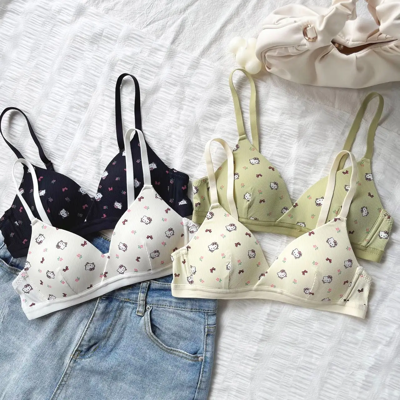 Hello Kitty Bra Sweet and Cute Y2K Girls Small Boobs Push-up Bra Student Thin Comfortable No Trace Breathable No Underwire Bra
Hello Kitty Bra Sweet and Cute Y2K Girls Small Boobs Push-up Bra Student Thin Comfortable No Trace Breathable No Underwire Bra