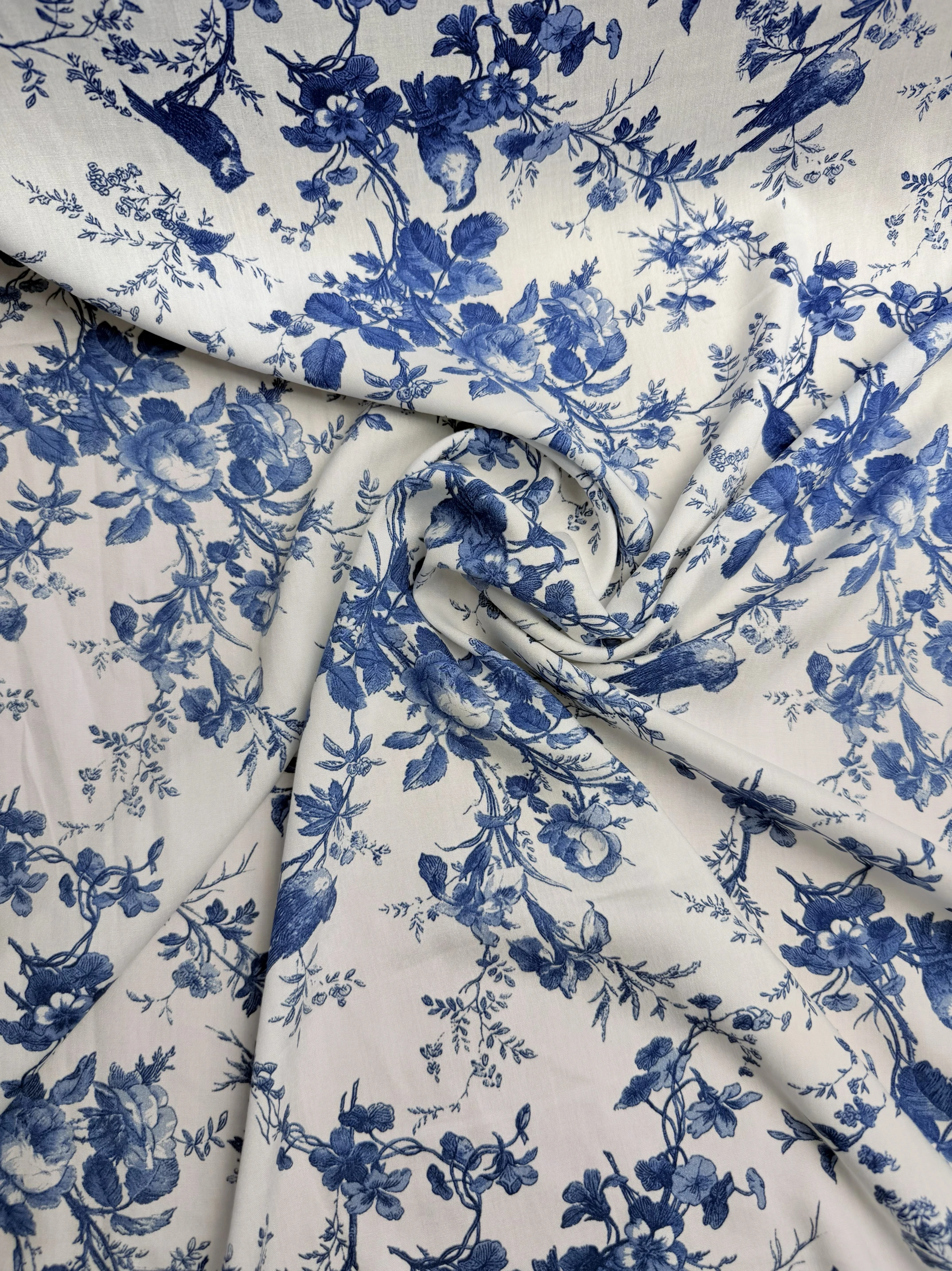 Сине-белый комплект из вискозной ткани с цветочным принтом: модный и элегантный материал для одежды из искусственного шелка и хлопка
Сине-белый комплект из вискозной ткани с цветочным принтом: модный и элегантный материал для одежды из искусственного шелка и хлопка