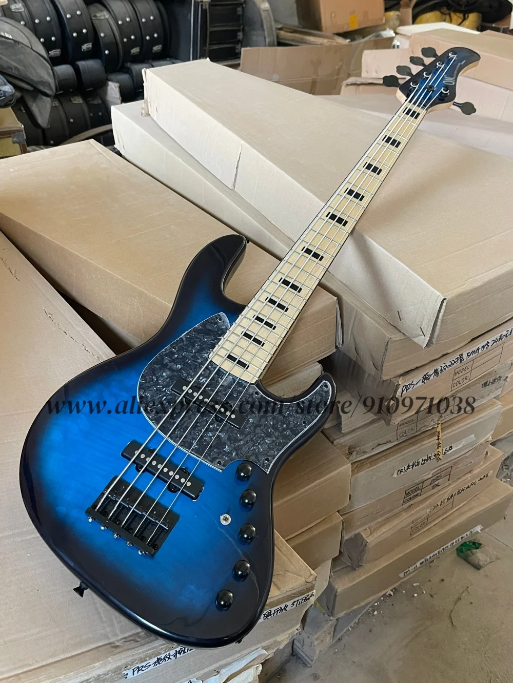 5-струнный синий бас, фиксированный мост, корпус из массива дерева с кленовой верхней частью, звукосниматель из черного жемчуга, активный аккумулятор, черная фурнитура
5-струнный синий бас, фиксированный мост, корпус из массива дерева с кленовой верхней частью, звукосниматель из черного жемчуга, активный аккумулятор, черная фурнитура