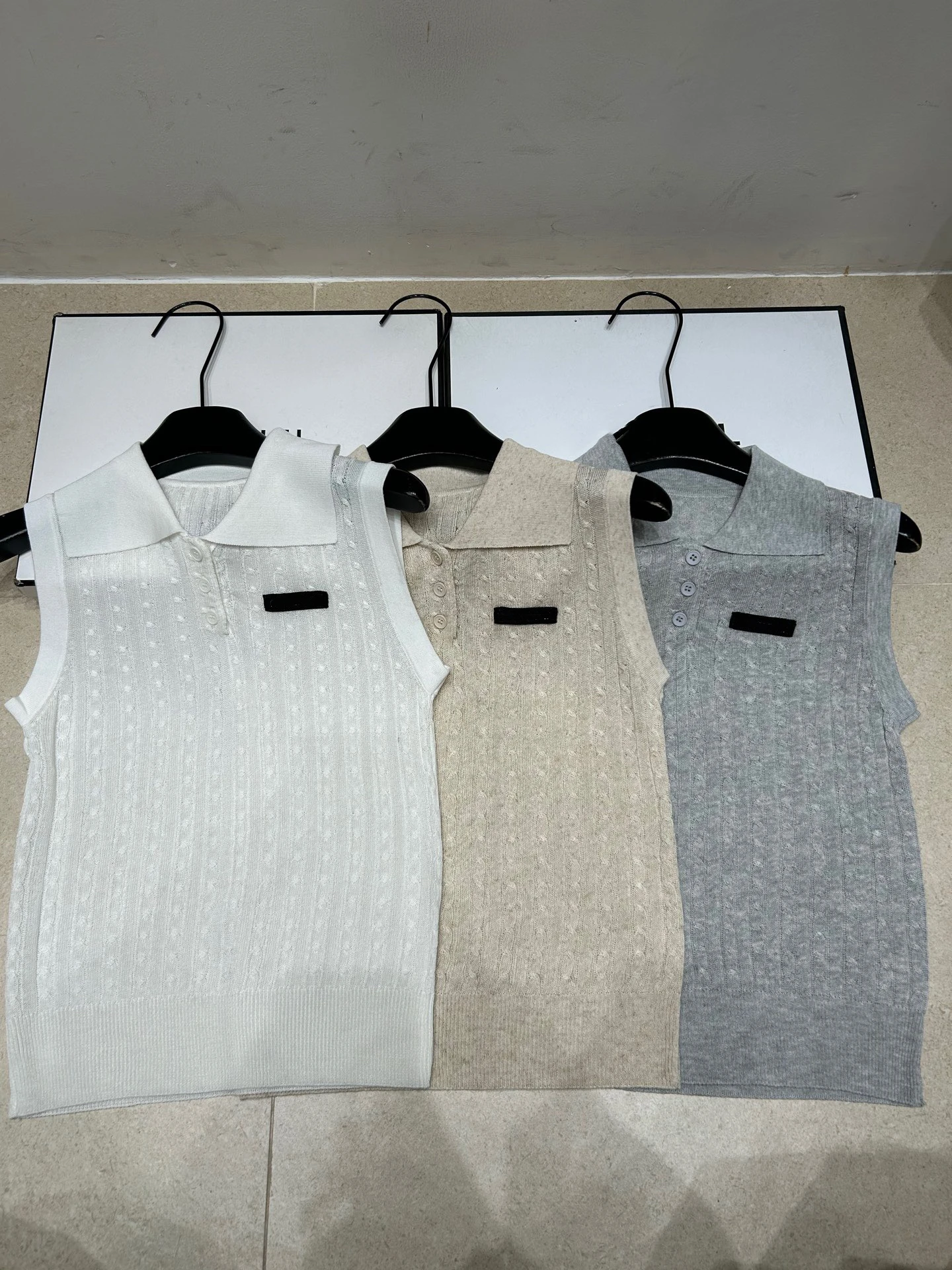 VIBE Summer New Neck Sleeveless Knitted Vest Women's Twist Yarn Versatile Breathable Shoulder Top Outerwear Shirt
VIBE Summer New Neck Sleeveless Knitted Vest Women's Twist Yarn Versatile Breathable Shoulder Top Outerwear Shirt