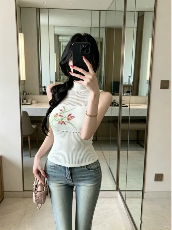 New Chinese Style Gentlewoman Floral Knitted Vest Original Hollow out Splicing Design Girls Soft Sexy Style Overhead Slim Fit
New Chinese Style Gentlewoman Floral Knitted Vest Original Hollow out Splicing Design Girls Soft Sexy Style Overhead Slim Fit