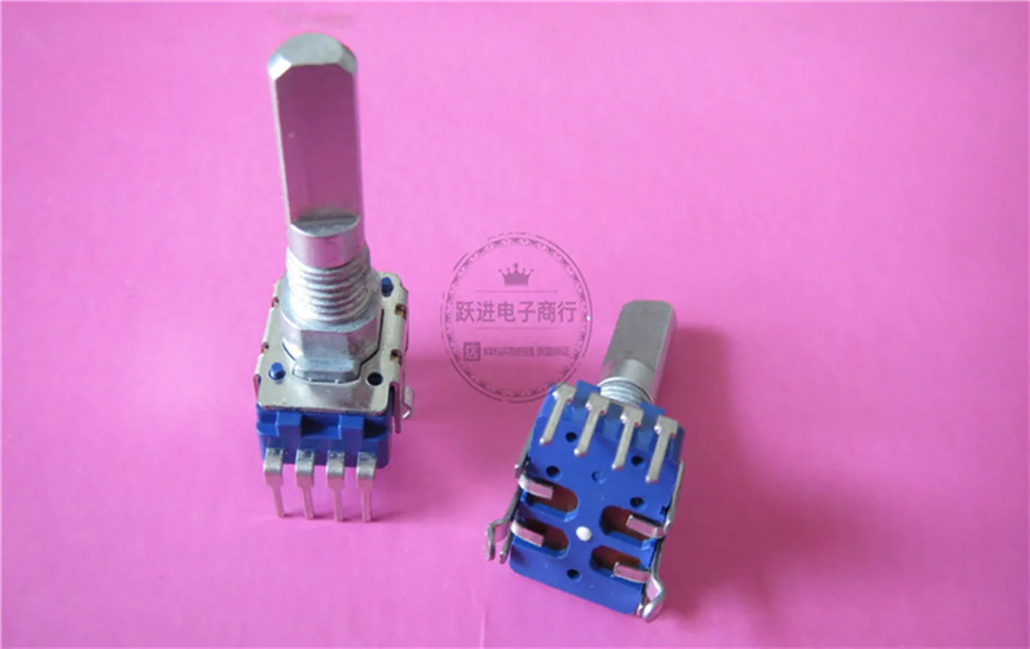 Original new 100% 142 Type 252Z 360-degree digital controller mixing console digital potentiometer 4pin (SWITCH)
Original new 100% 142 Type 252Z 360-degree digital controller mixing console digital potentiometer 4pin (SWITCH)