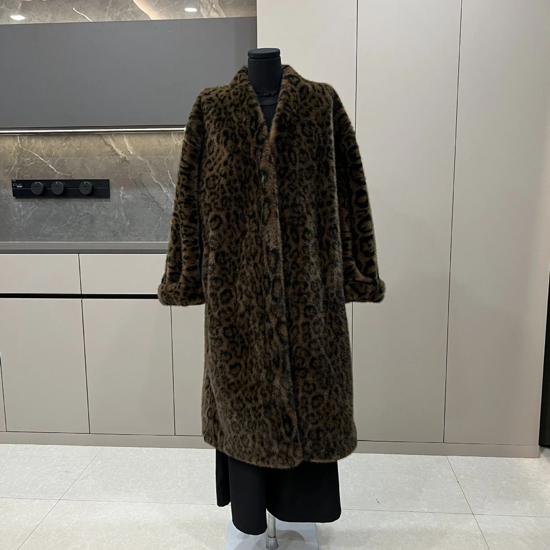 Зимнее пальто 2025 года: новая модель из искусственного меха под норку – кожаное и меховое, в стиле минимализм, с леопардовым принтом и V-образным вырезом
Зимнее пальто 2025 года: новая модель из искусственного меха под норку – кожаное и меховое, в стиле минимализм, с леопардовым принтом и V-образным вырезом