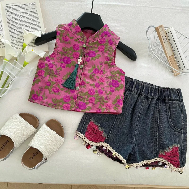Summer Girls' Outfit New Style2025Chinese Style Embroidery Vest Lace Denim Shorts Chinese Two-Piece Set
Summer Girls' Outfit New Style2025Chinese Style Embroidery Vest Lace Denim Shorts Chinese Two-Piece Set