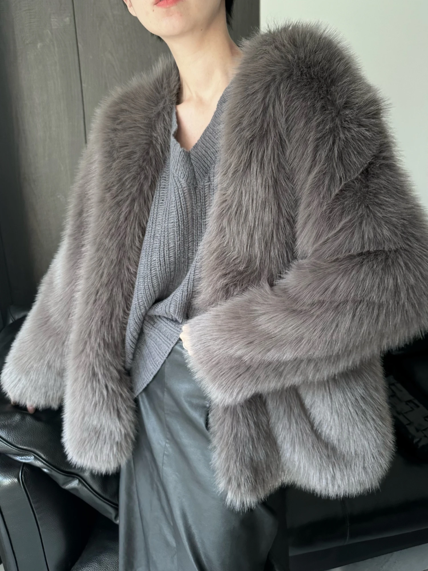 Eco-Friendly Fur Jaet Warm Mid-Length Winter Coat k Sle Artificial Leather Outerwear for Women V-Ne Long Sve
Eco-Friendly Fur Jaet Warm Mid-Length Winter Coat k Sle Artificial Leather Outerwear for Women V-Ne Long Sve