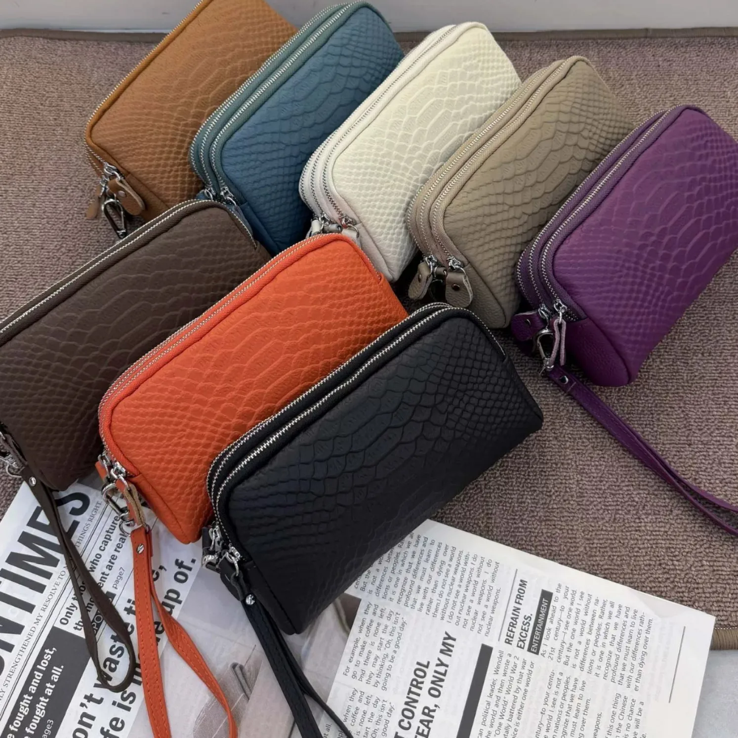 Top-grain cowhide handbag for women,stylish and simple design,solid color bag,mobile phone bag,multi-color fashionable small bag
Top-grain cowhide handbag for women,stylish and simple design,solid color bag,mobile phone bag,multi-color fashionable small bag