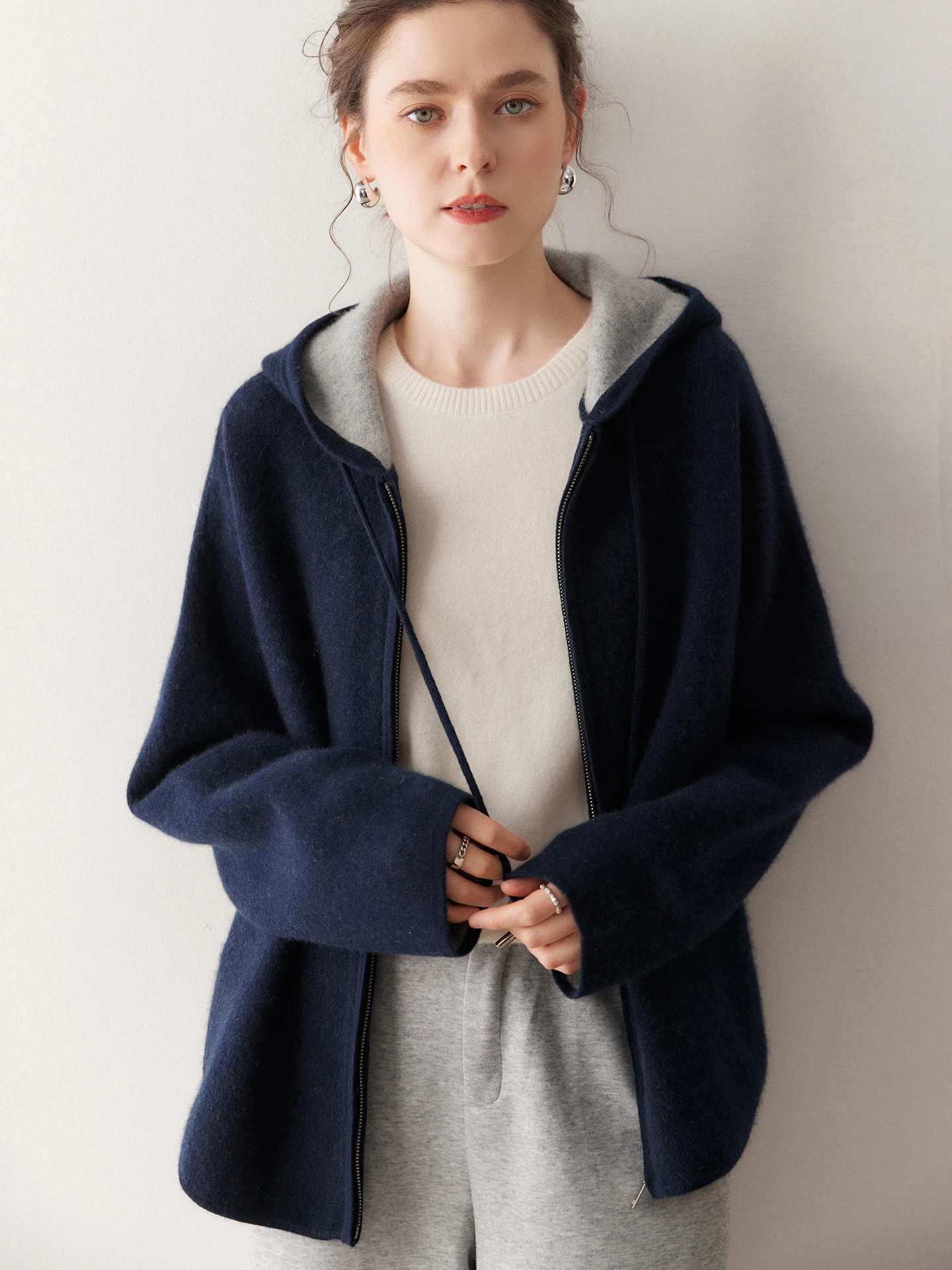 Autumn Winter Hooded Zipper 100% Cashmere Knitted Cardigan Sweater Women's Loose Thick Warm Air Layer Two Color Sweater Jacket
Autumn Winter Hooded Zipper 100% Cashmere Knitted Cardigan Sweater Women's Loose Thick Warm Air Layer Two Color Sweater Jacket