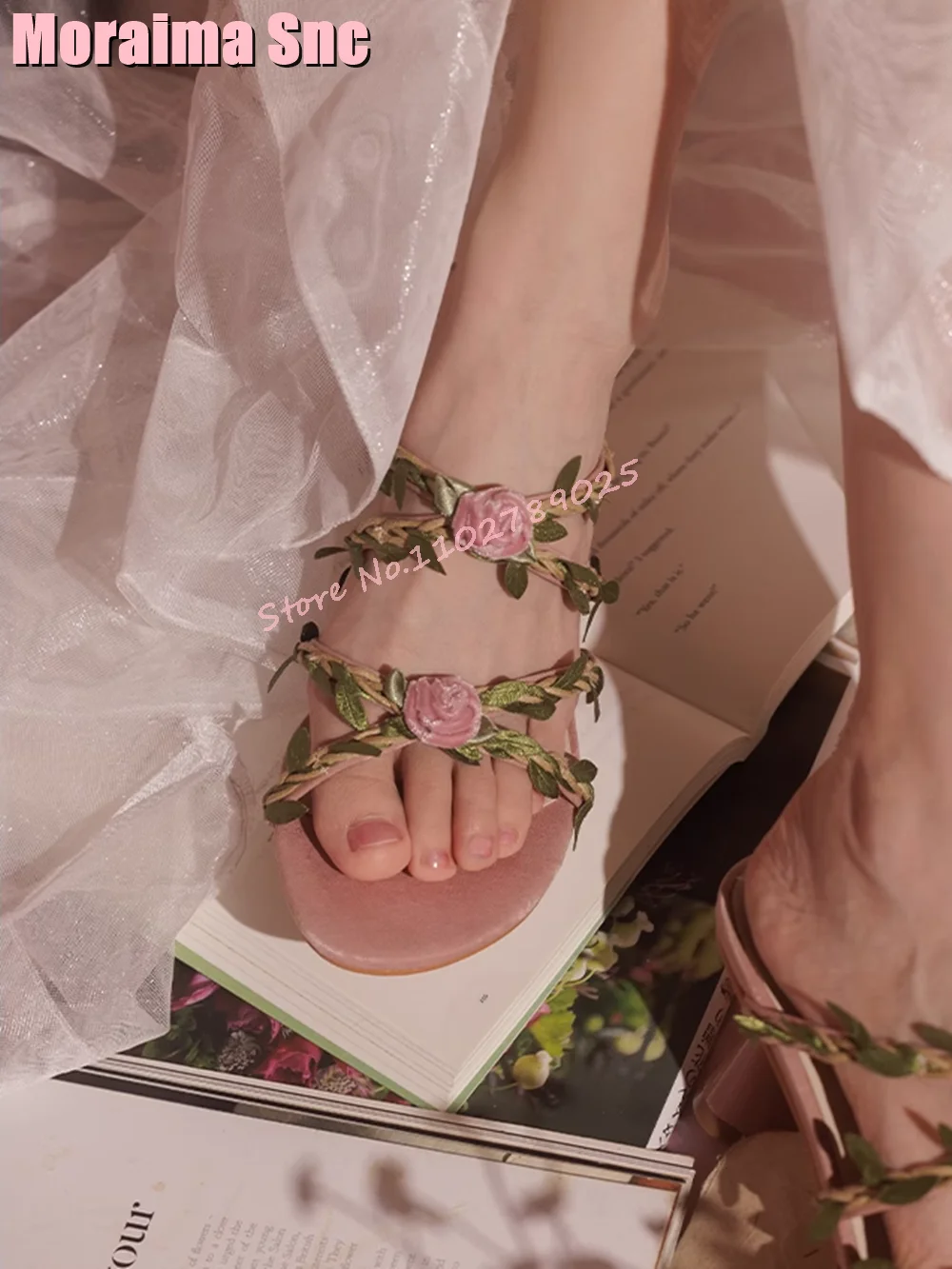 Velvet Flowers Leaves Decor Slippers Round Toe Vintage Spike Heeled Fashion Elegant Outdoor Ladies Shoes 2024 Spring Summer New
Velvet Flowers Leaves Decor Slippers Round Toe Vintage Spike Heeled Fashion Elegant Outdoor Ladies Shoes 2024 Spring Summer New