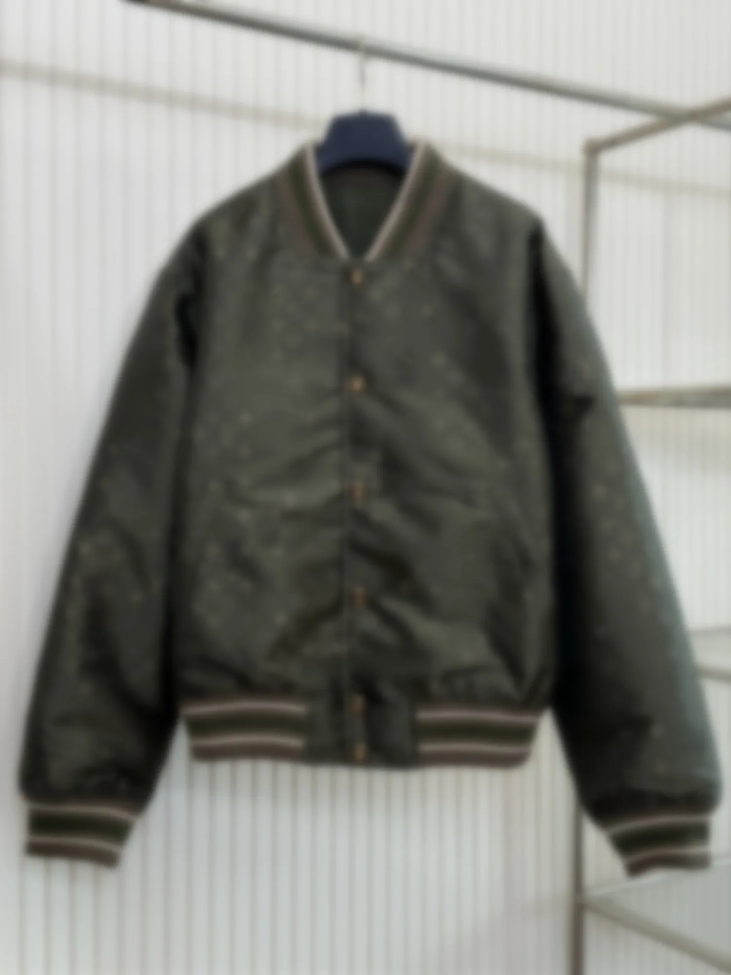 Модная куртка-пилот 2026: Новинка ранней весны, свободный крой, длинный рукав, универсальная, с принтом, воротник-бомбер
Модная куртка-пилот 2026: Новинка ранней весны, свободный крой, длинный рукав, универсальная, с принтом, воротник-бомбер